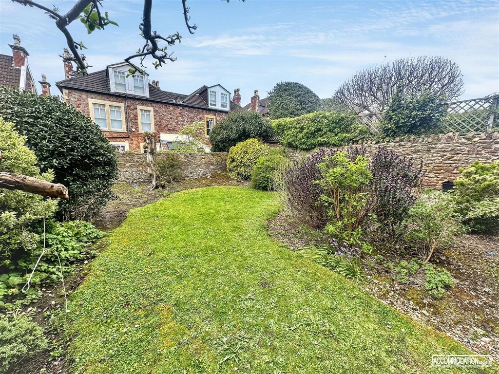 Property photo 2 of 10 Spacious Private Garden With Lush Green Lawn...