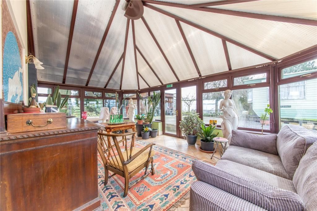 Property photo 2 of 28 Conservatory.Jpg