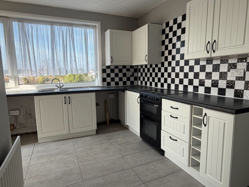 Property photo 3 of 8 Kitchen 1