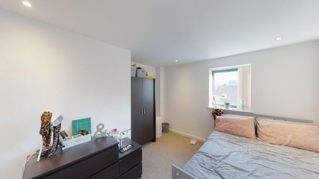 Property photo 2 of 5 A Cozy Double Bedroom Featuring A Comfortable Doub...