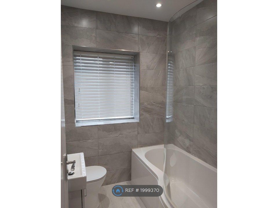 Property photo 2 of 10 Bathroom