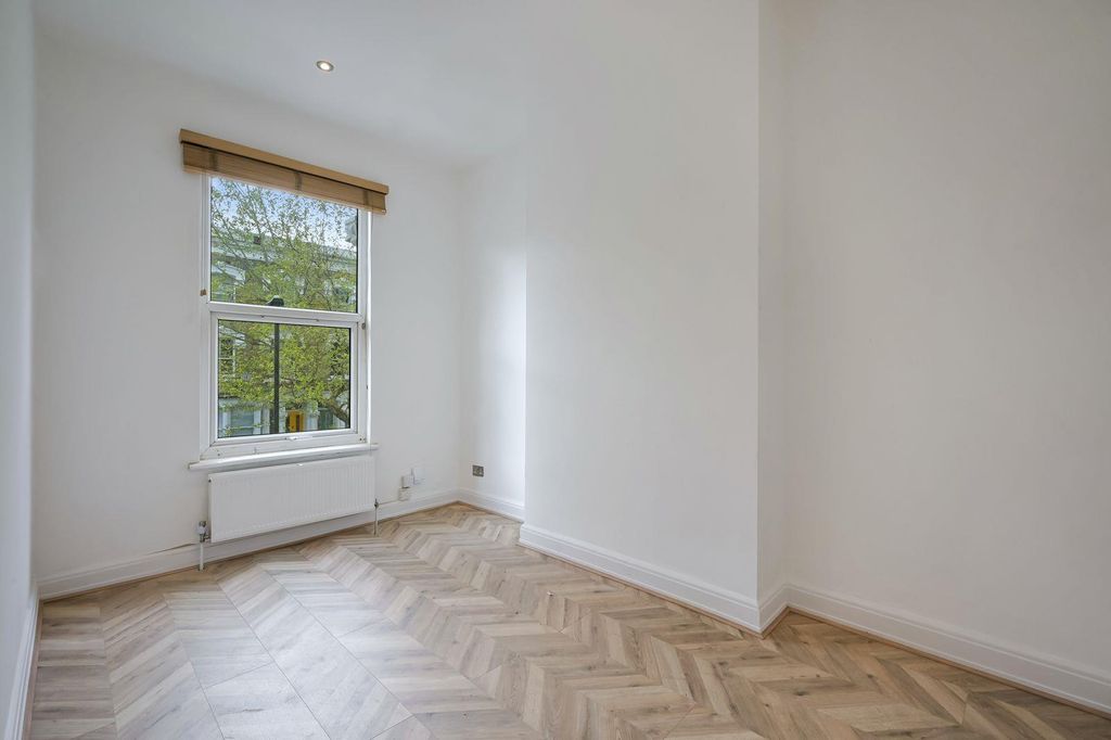 Property photo 2 of 15 Lounge