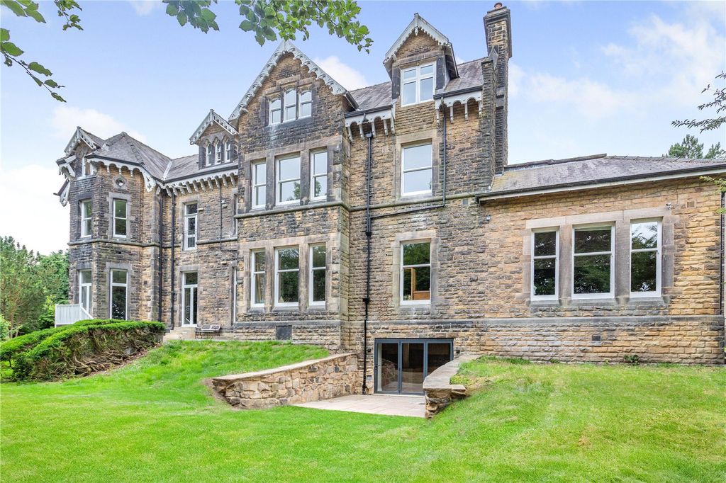 Property photo 1 of 10 The Hollies