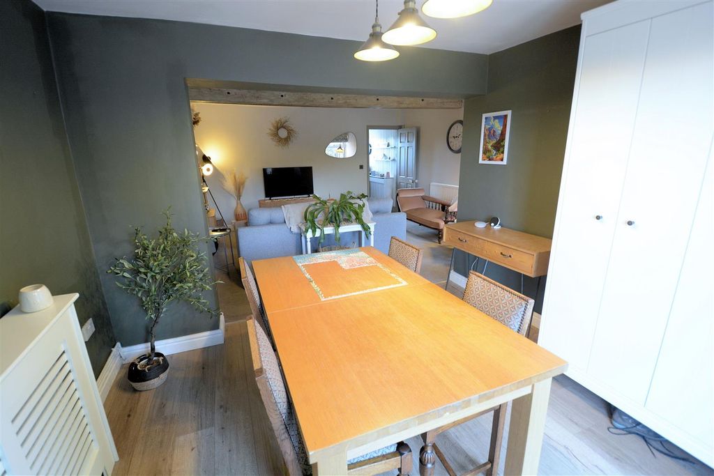 Property photo 3 of 10 Cliffe Lounge i.Jpg