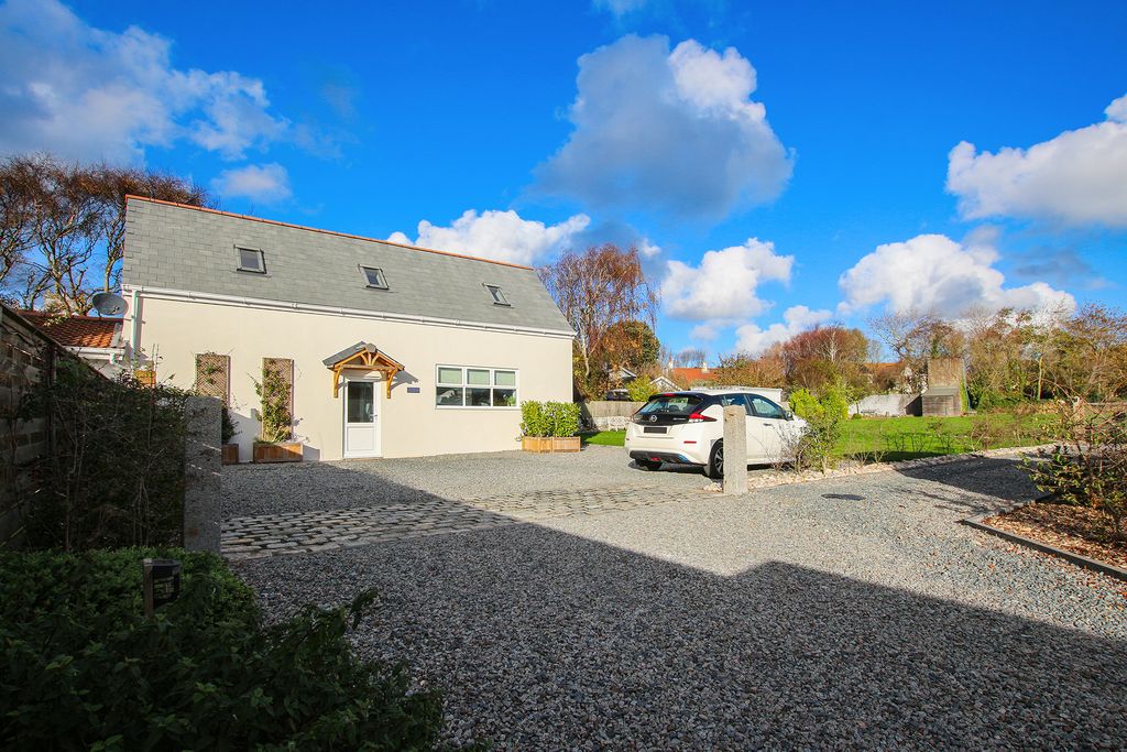 Property photo 1 of 11 Photo 0