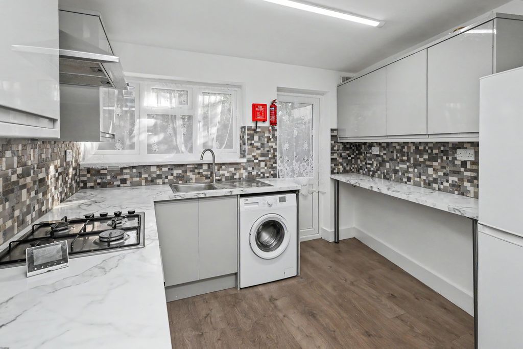 Property photo 3 of 19 1 Eric Road, Forest Gate, London E7 0Az