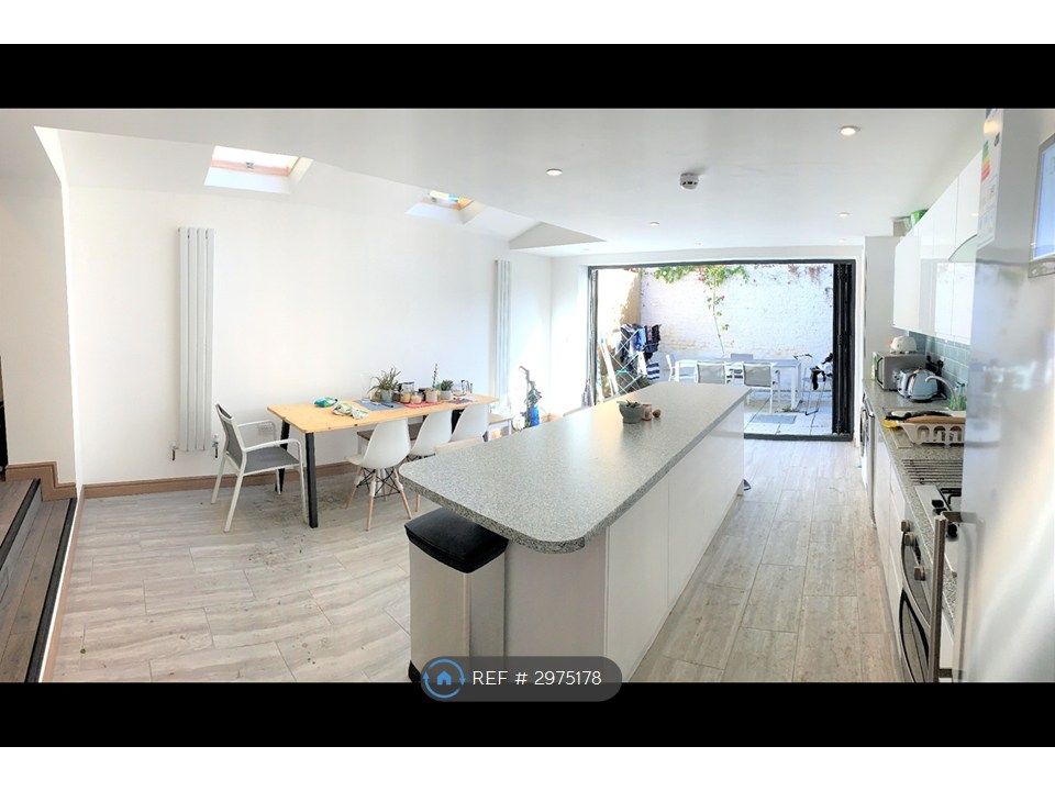 Property photo 3 of 8 Kitchen