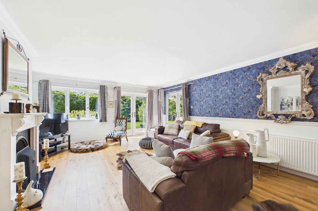 Additional image 6 of 6 bed detached house for saleHighway, Crowthorne, Berkshire RG45