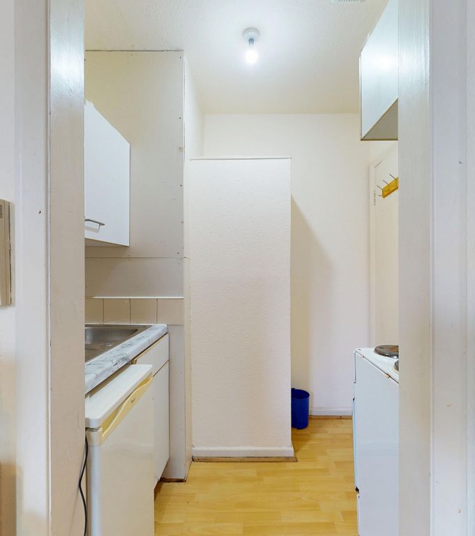 Property photo 2 of 10 Kitchen