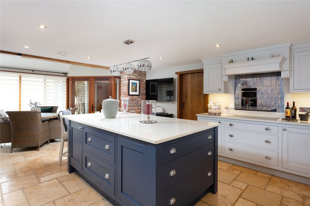 Property photo 3 of 18 Kitchen