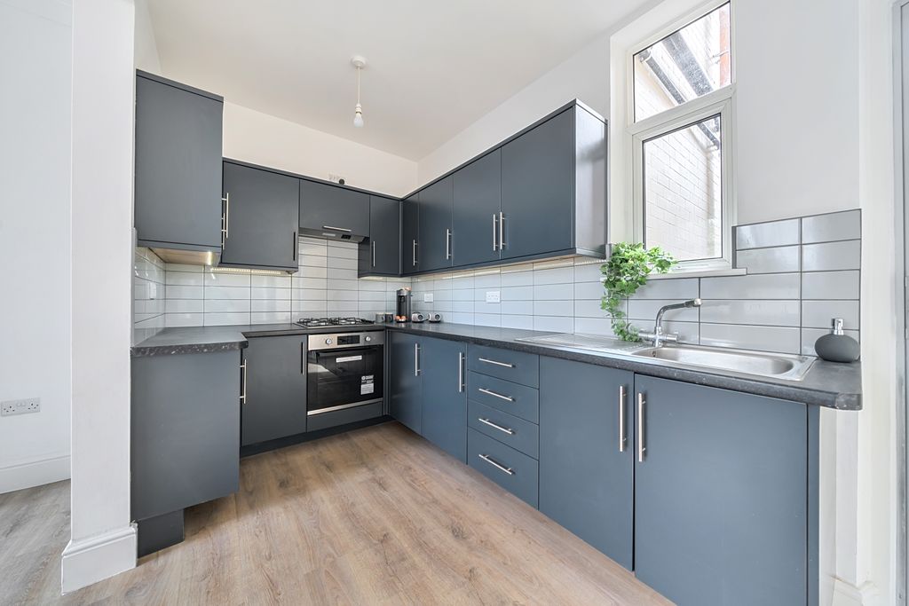Property photo 3 of 12 Kitchen - Ewemove Estate Agents