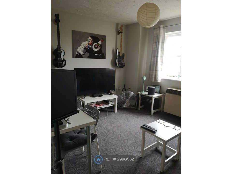 Property photo 2 of 8 Living Room