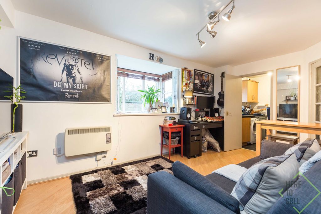 Property photo 1 of 10 Warwick Gardens-14