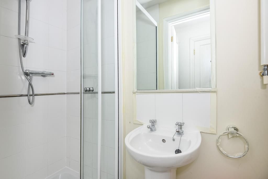 Property photo 2 of 8 Bathroom