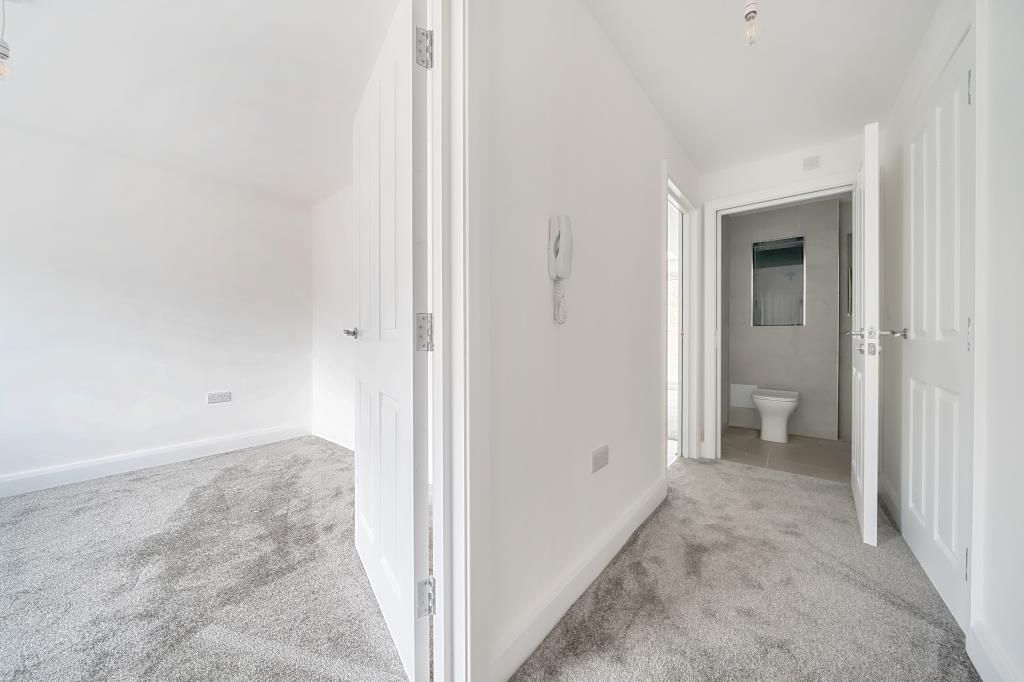 Property photo 2 of 11 Hallway