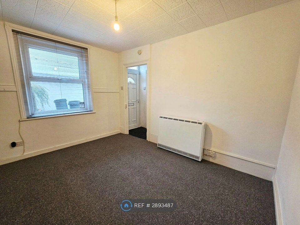 Property photo 3 of 8 Lounge