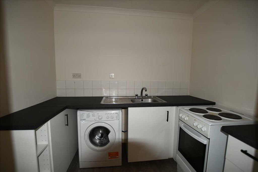 Property photo 3 of 6 Kitchen