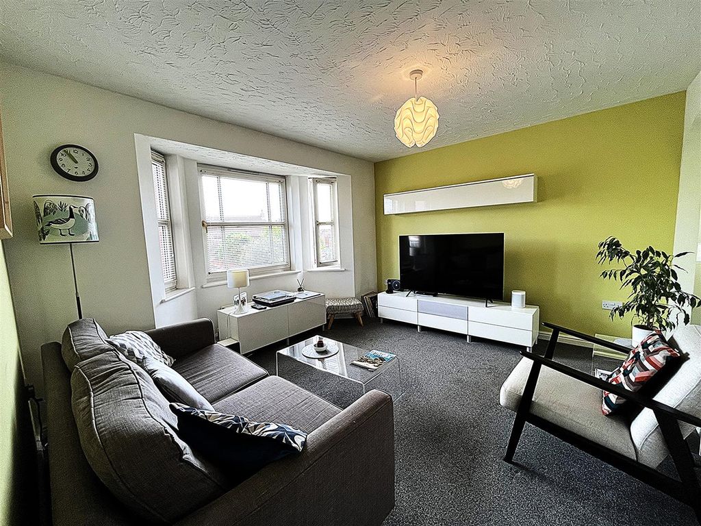 Property photo 2 of 12 Lounge