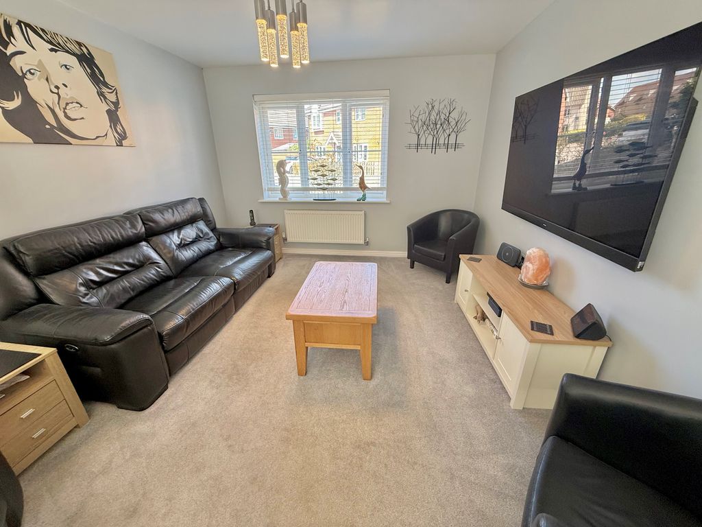 Property photo 2 of 19 10 Faulkner Gardens Lounge 1