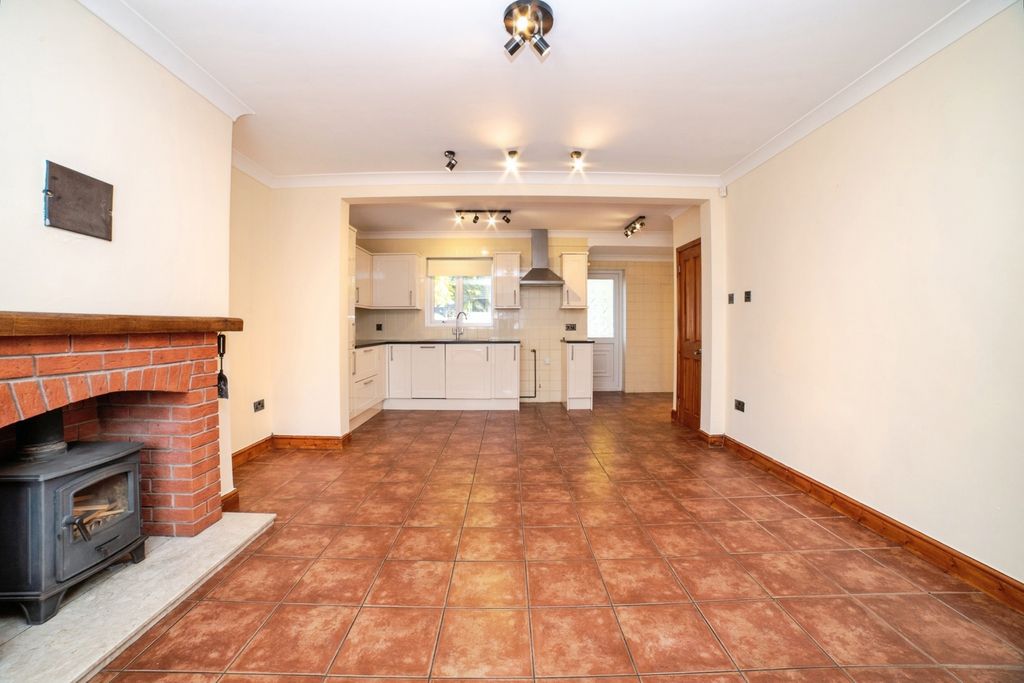 Property photo 2 of 17 Lounge To Kitchen