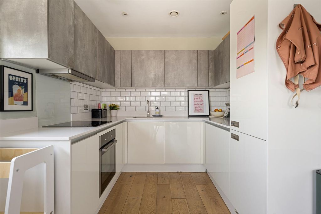 Property photo 3 of 27 Station Approach, E17
