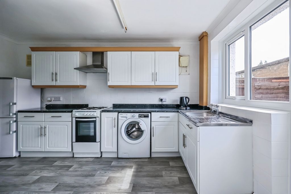 Property photo 2 of 18 Fitted Kitchen