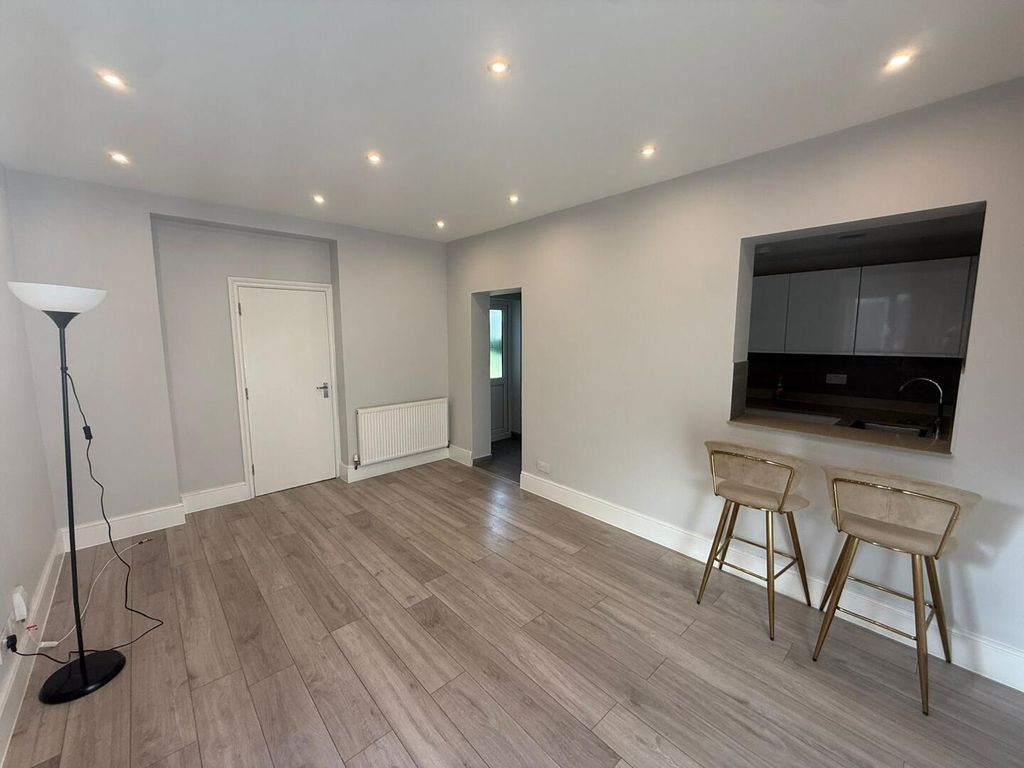 Property photo 1 of 10 Living Room