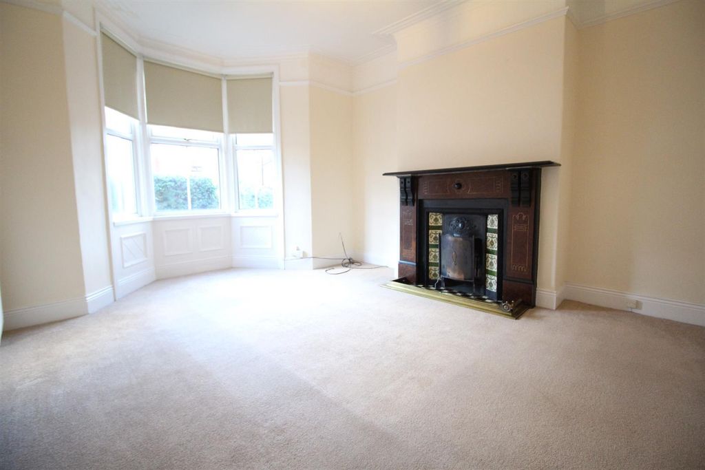 Property photo 2 of 11 Lounge