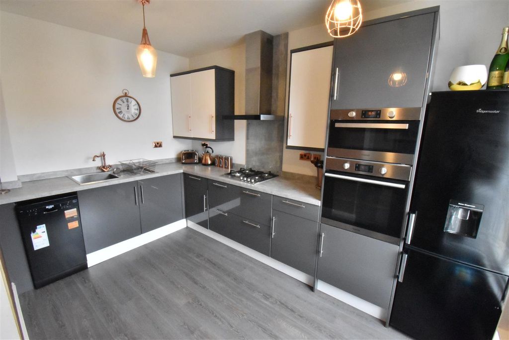 Property photo 3 of 6 Kitchen .Jpg