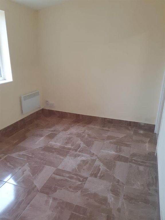 Property photo 3 of 10 Advertising Pictures Flat 9A St Clements Court Aug