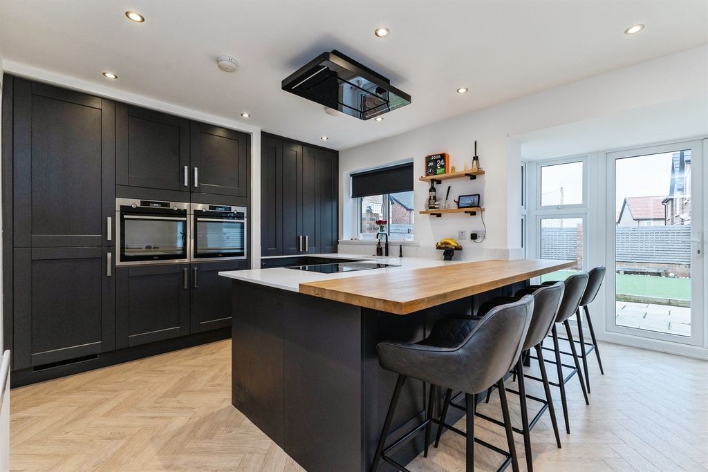 Property photo 2 of 28