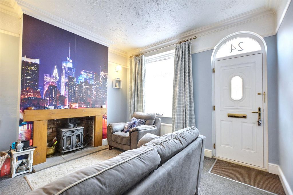 Property photo 2 of 18 Lounge