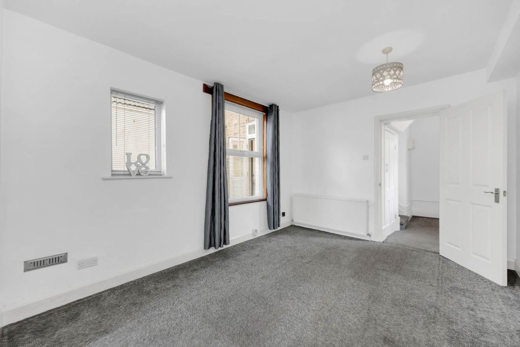 Property photo 3 of 31