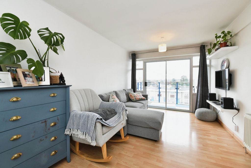 Property photo 1 of 14 Lounge