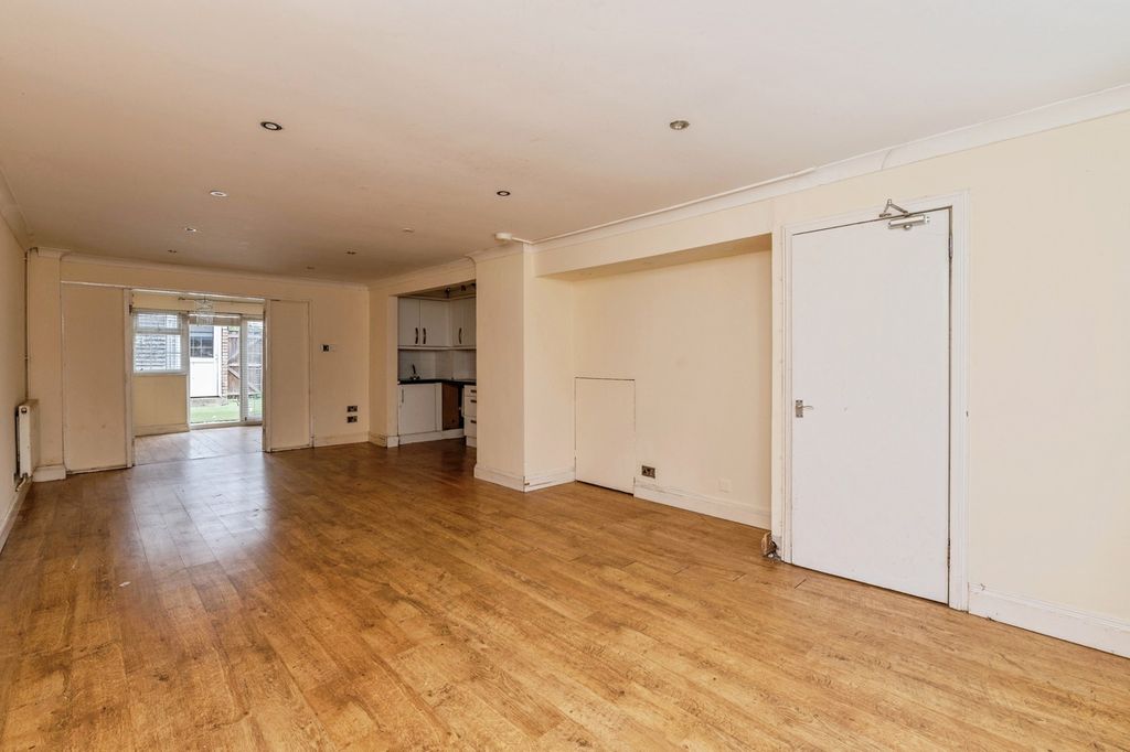 Property photo 2 of 17 Photo