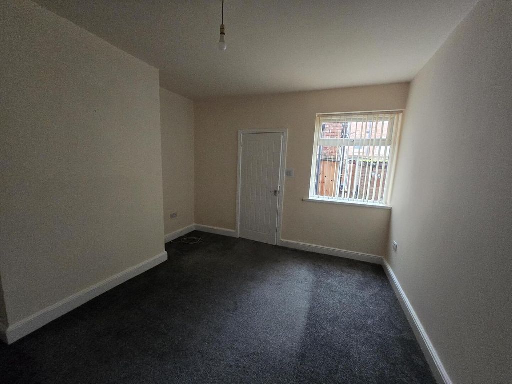 Property photo 2 of 5 Bedroom