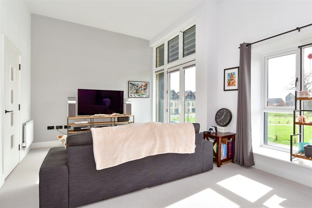 Property photo 2 of 17 Lounge *