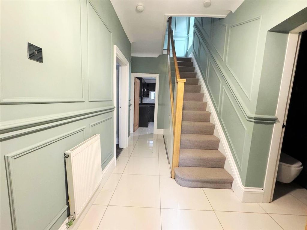 Property photo 2 of 22 Entrance Hall