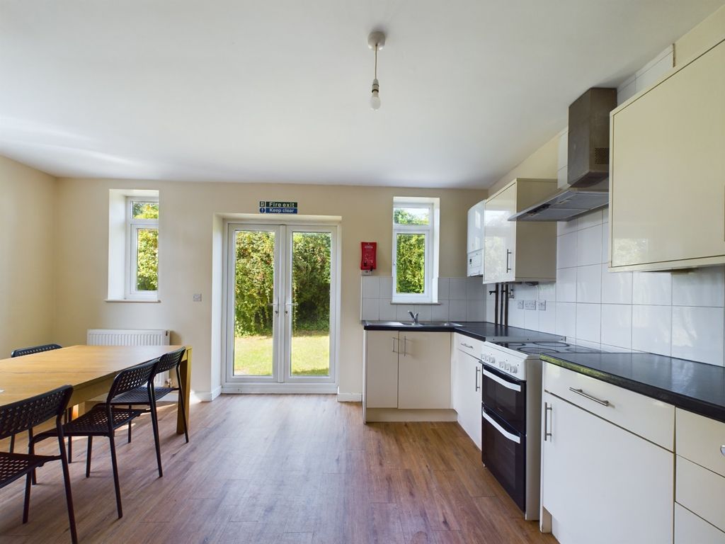 Property photo 2 of 11 Kitchen