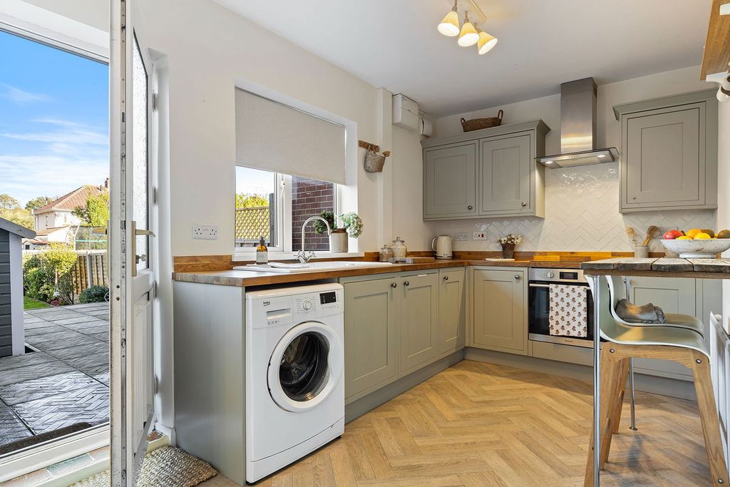 Property photo 2 of 27