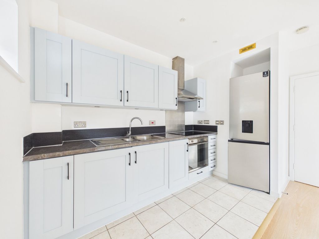 Property photo 3 of 10 Kitchen