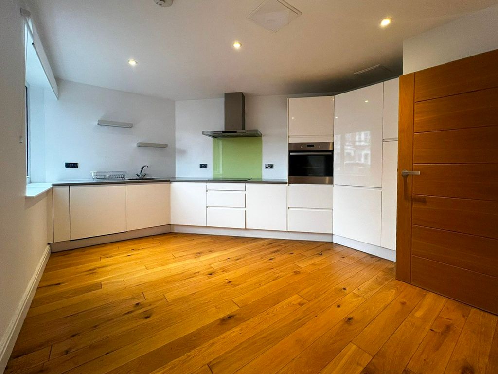 Property photo 3 of 8 Kitchen