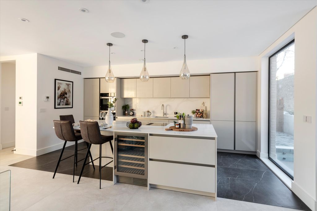 Property photo 2 of 18 Image