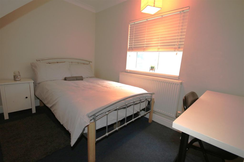 Property photo 1 of 18 Bedroom 3B.Jpg