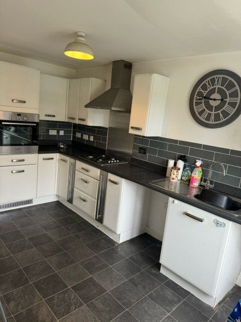 Property photo 3 of 8 Kitchen