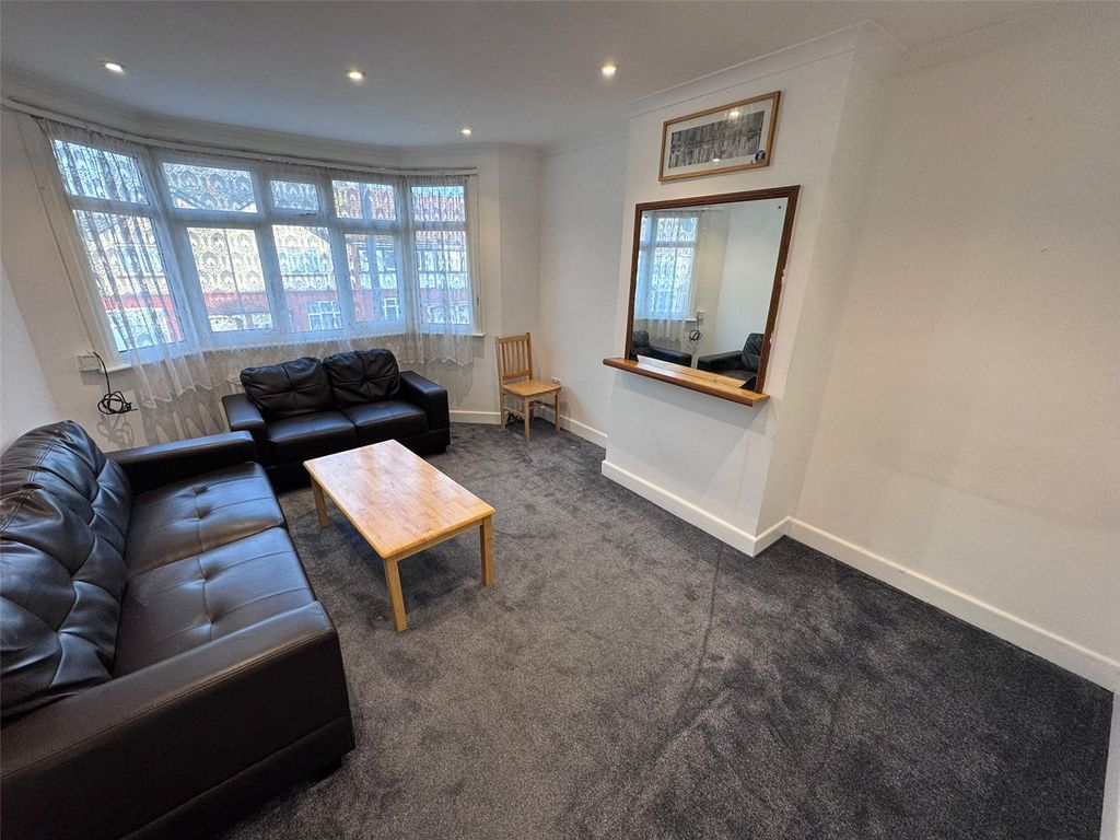 Property photo 2 of 5 Lounge