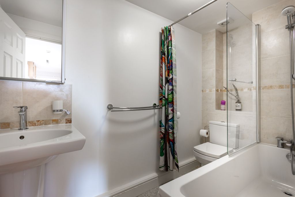Property photo 3 of 9 Bathroom