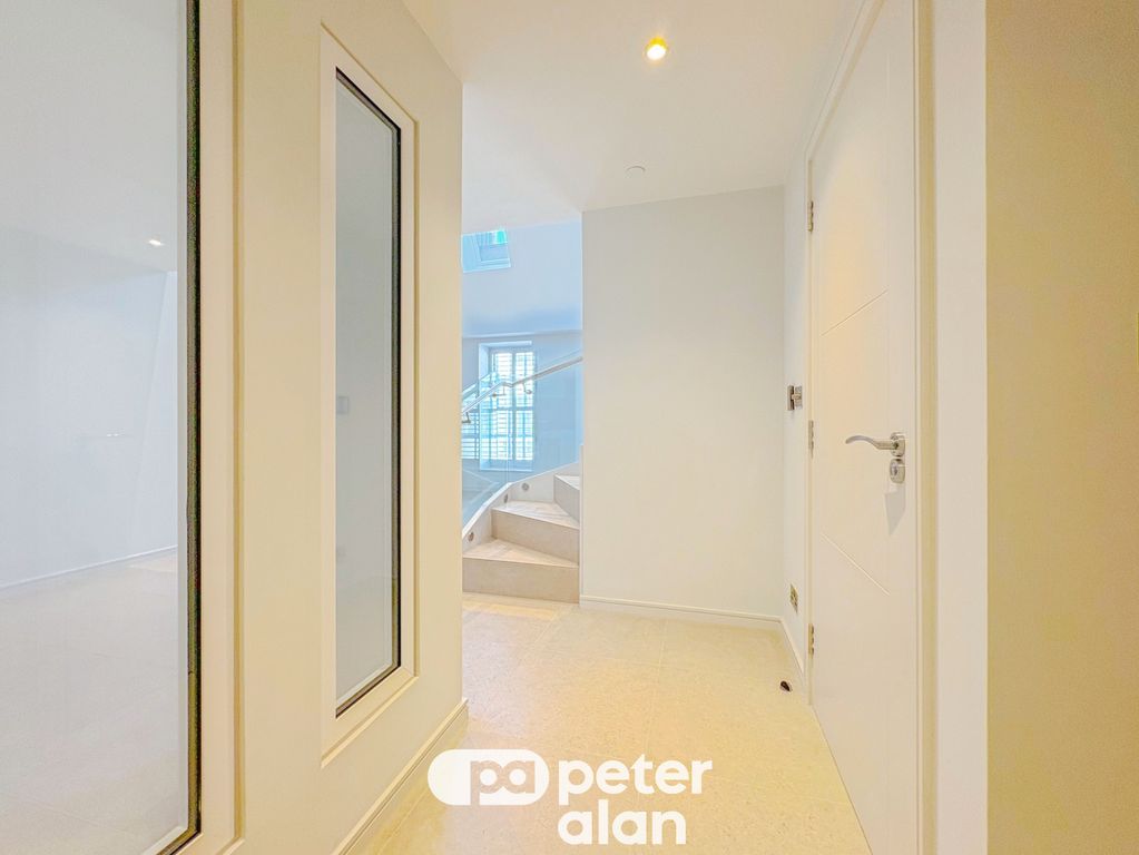 Property photo 2 of 14 Entrance Hall