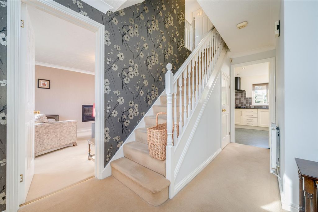 Property photo 3 of 23 32 Gleneagles Way-16.Jpg