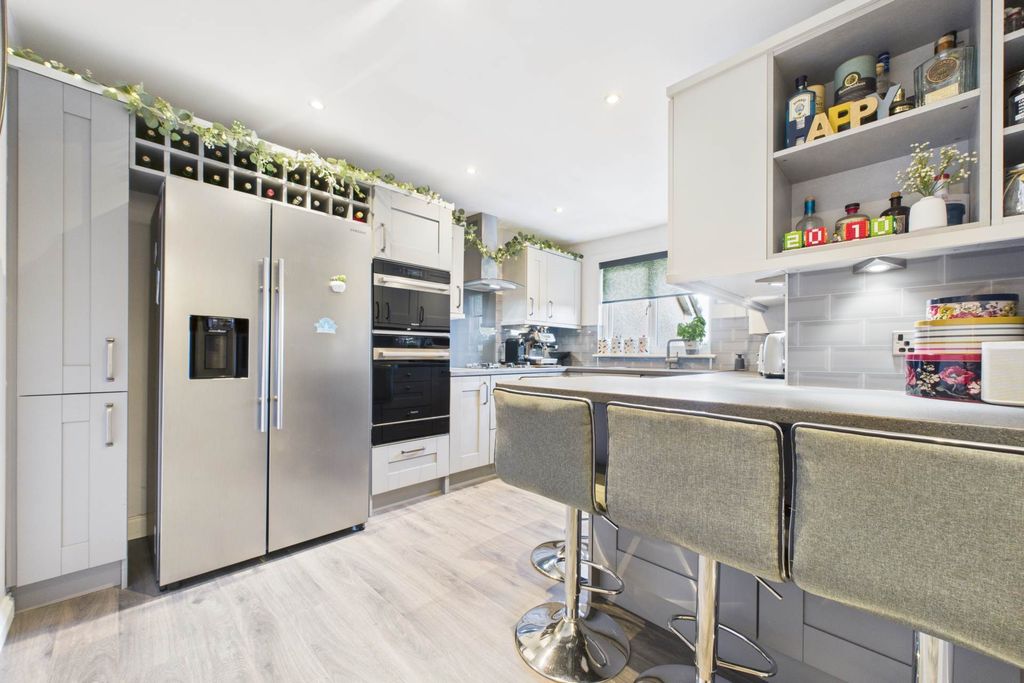 Property photo 3 of 27